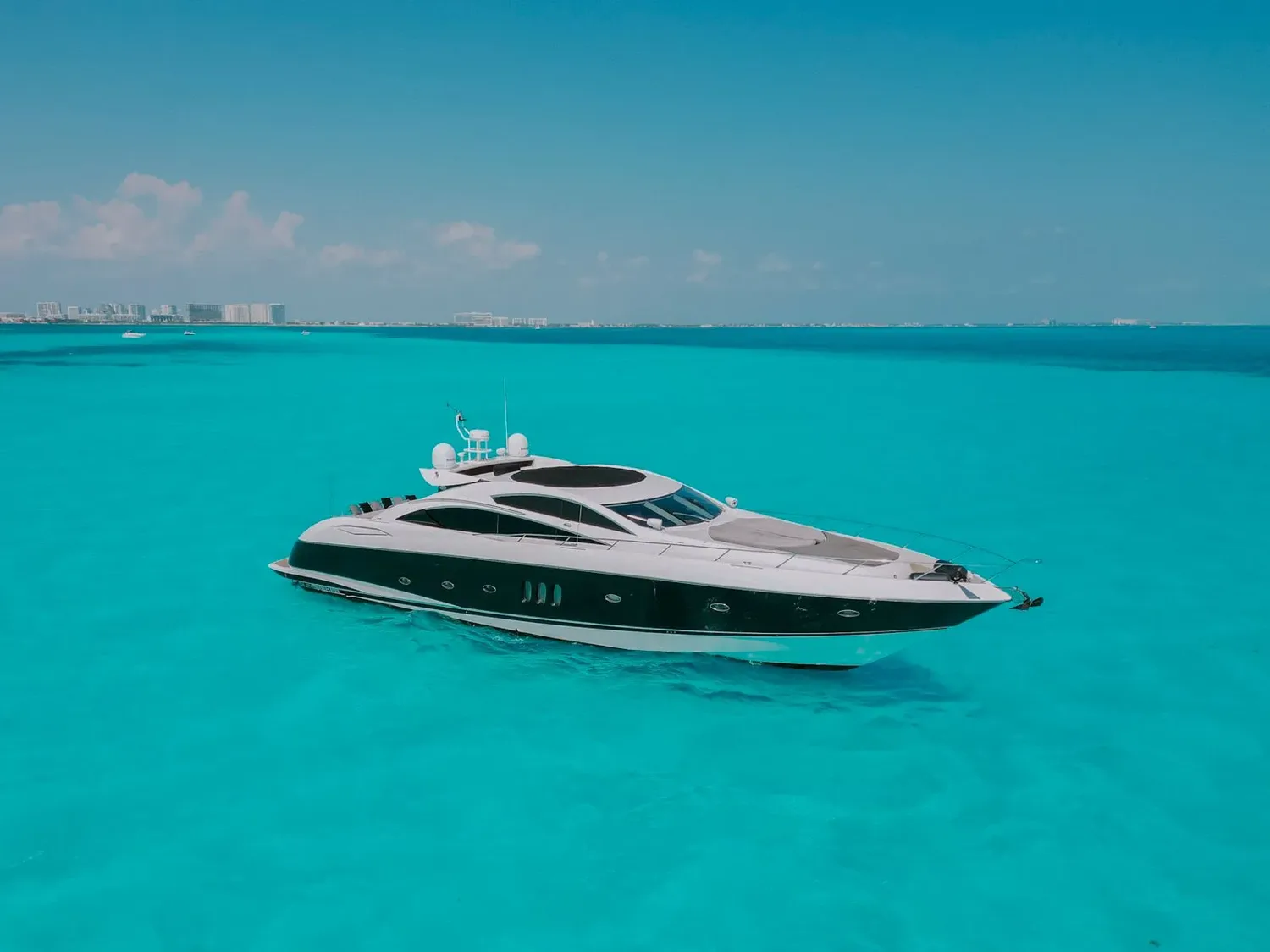 Sunseeker 82 del catálogo de Cancún Yates