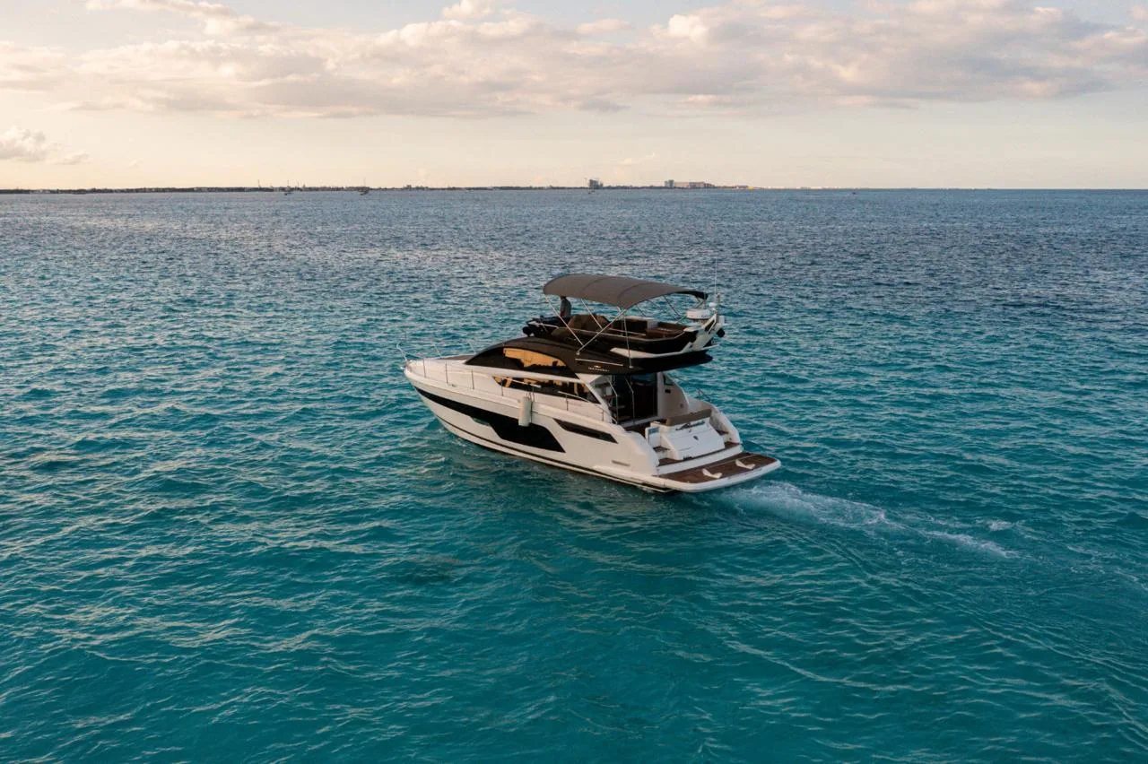 Fairline Squadron 50 del catálogo de Cancún Yates