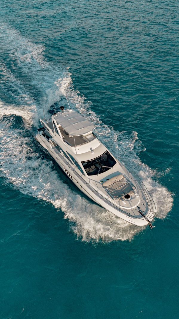 23. AZIMUT 65 FT