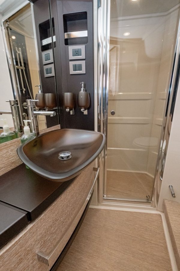 23. AZIMUT 65 FT - Image 13